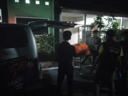 korban dievakuasi petugas