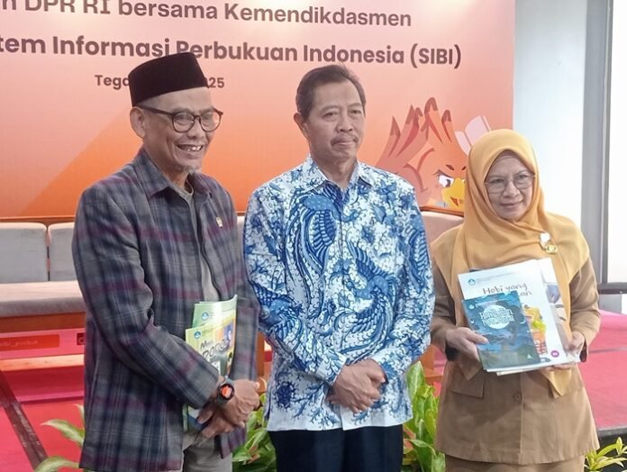 Anggota Komisi X DPR RI Fikri Faqih (kiri)