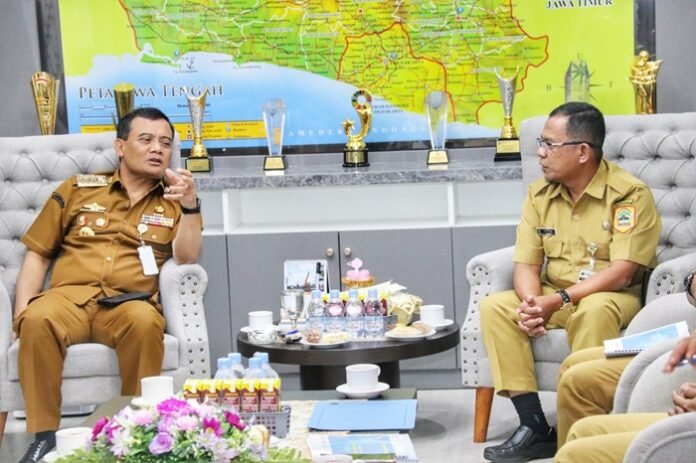 Gubernur Jateng Ahmad Luthfi ketika menerima audiensi Kepala Dinas Pendidikan dan Kebudayaan Jawa Tengah, Sadimin.
