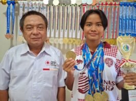 Sekar ketika menunjukkan medali