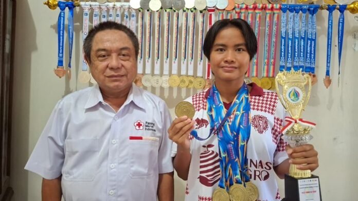 Sekar ketika menunjukkan medali