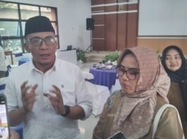 Plt Dirut PDAM Suparno bersama Ketua Komisi B DPRD Karanganyar Latri Listyowati