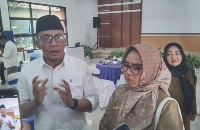 Plt Dirut PDAM Suparno bersama Ketua Komisi B DPRD Karanganyar Latri Listyowati