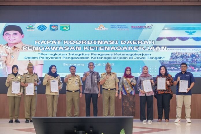 Sekda Jateng Sumarno dalam Rapat Koordinasi Daerah (Rakorda) Pengawasan Ketenagakerjaan di Kantor BPSDMD Jateng