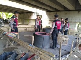Satuan Samapta Polres Brebes ketika gerebek arena judi sabung ayam