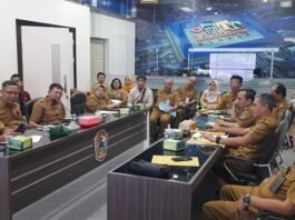Perwakilan warga, Imam Ady saat melaporkan persoalan TPS Desa Munggur kepada Pemkab Karanganyar.