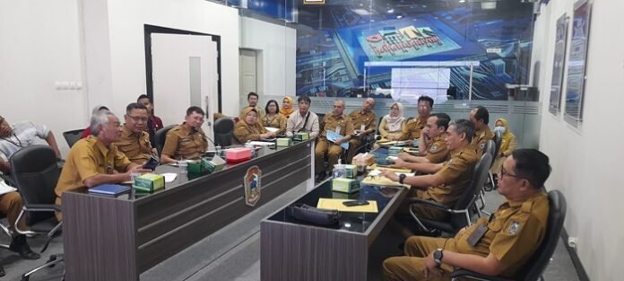 Perwakilan warga, Imam Ady saat melaporkan persoalan TPS Desa Munggur kepada Pemkab Karanganyar.