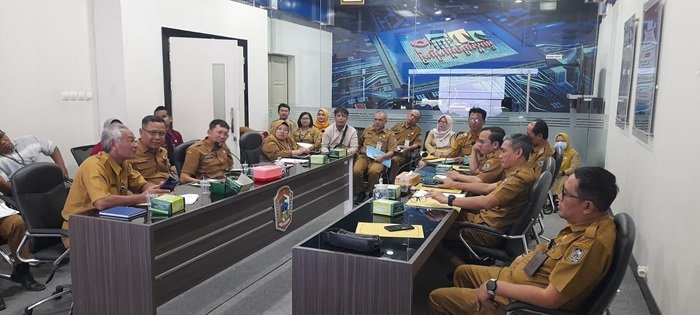 WhatsApp Image 2025-07-30 at 11.25.39 Perwakilan warga, Imam Ady saat melaporkan persoalan TPS Desa Munggur kepada Pemkab Karanganyar.