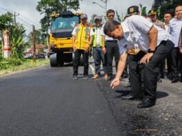 Gubernur Jateng Ahmad Luthfi ketika meninjau perbaikan Jalan Parakan- Patean