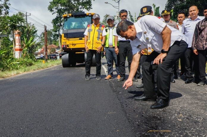 Gubernur Jateng Ahmad Luthfi ketika meninjau perbaikan Jalan Parakan- Patean