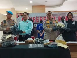 Wakapolresta Surakarta AKBP Sigit menunjukkan barang bukti dalam perkara keributan yang berujung maut.
