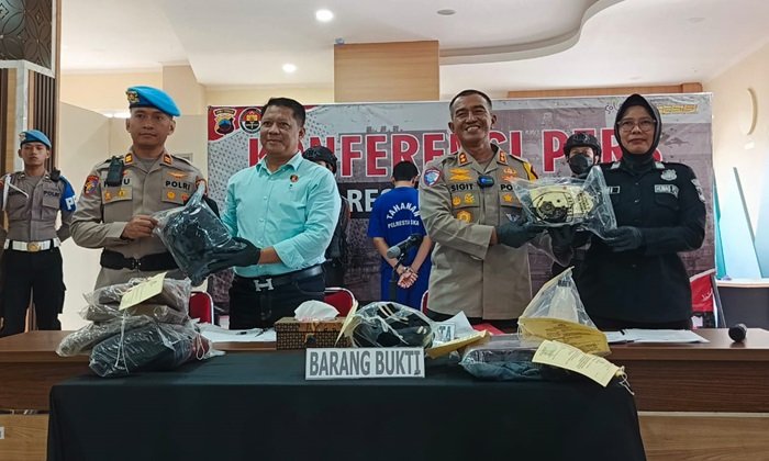 WhatsApp Image 2025-07-30 at 14.08.46 Wakapolresta Surakarta AKBP Sigit menunjukkan barang bukti dalam perkara keributan yang berujung maut.