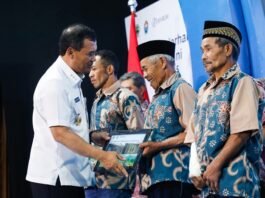 Gubernur Jateng Ahmad Luthfi ketika peresmian penyerahan bantuan simbolis RSLH 2025 di Gedung Sasana Gita, Parakan, Temanggung,