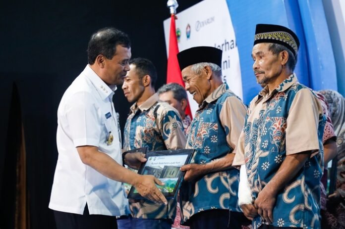 Gubernur Jateng Ahmad Luthfi ketika peresmian penyerahan bantuan simbolis RSLH 2025 di Gedung Sasana Gita, Parakan, Temanggung,
