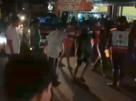 Polres Karanganyar serta relawan, melakukan evakuasi terhadap korban