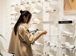 Konsumen ketika melihat beberapa model sepatu Cole Haan.