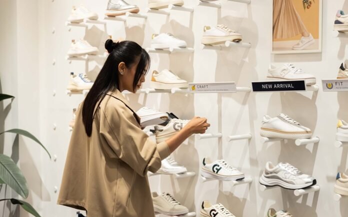 Konsumen ketika melihat beberapa model sepatu Cole Haan.