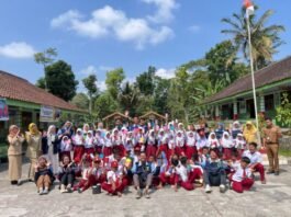 Edukasi anak sekolah ubah botol bekas jadi celengan unik. (Foto : Dok UIN Walisongo Semarang)