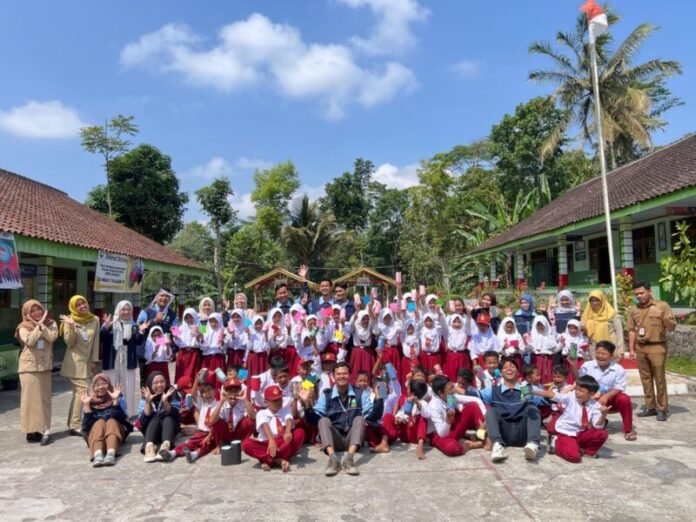 Edukasi anak sekolah ubah botol bekas jadi celengan unik. (Foto : Dok UIN Walisongo Semarang)