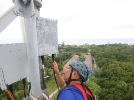 Petugas mengecek BTS XL SMART. (Foto : Dok XL SMART)