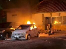 Massa membakar mobil yang ada di parkiran gedung DPRD Jateng oleh pendemo di Semarang