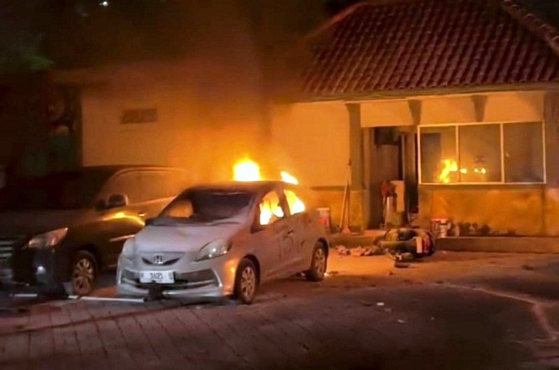 Bakar Mobil Massa membakar mobil yang ada di parkiran gedung DPRD Jateng oleh pendemo di Semarang