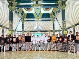 Bupati Wonosobo, Afif Nurhidayat beserta para pengurus Koperasi Desa Merah Putih (KDMP) Kabupaten Wonosobo berfoto bersama usai menerima akta notaris.