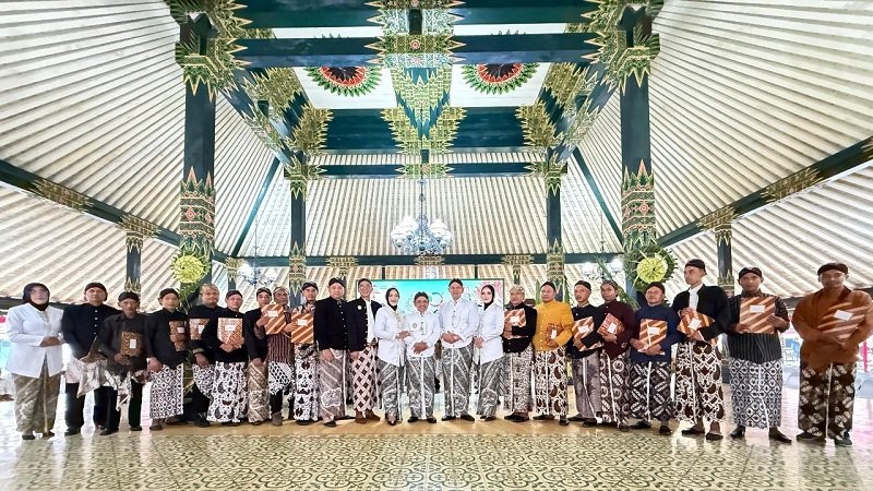 Bank jateng Bupati Wonosobo, Afif Nurhidayat beserta para pengurus Koperasi Desa Merah Putih (KDMP) Kabupaten Wonosobo berfoto bersama usai menerima akta notaris.