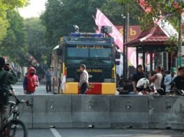 Potret aparat kepolisian yang berjaga disekitaran Alun-Alun dan Kantor Bupati Pati.