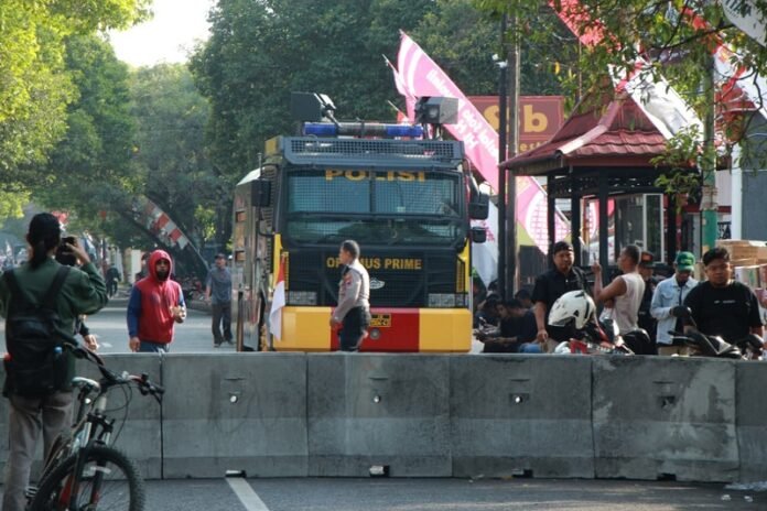 Potret aparat kepolisian yang berjaga disekitaran Alun-Alun dan Kantor Bupati Pati.