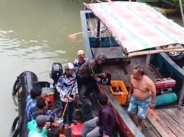 Evakuasi pemancing yang terombang-ambing di perairan Morodemak. (Foto : Dokumen)