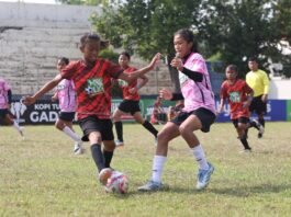 Dua pemain putri yang berlaga di MilkLife Soccer Challenge (MLSC) Semarang seri 1 2025-2026 di Stadion Undip Tembalang Semarang