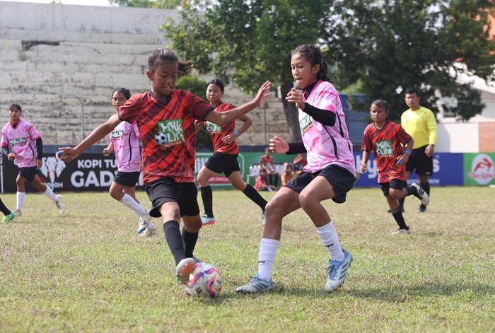 Milklife soccer Dua pemain putri yang berlaga di MilkLife Soccer Challenge (MLSC) Semarang seri 1 2025-2026 di Stadion Undip Tembalang Semarang
