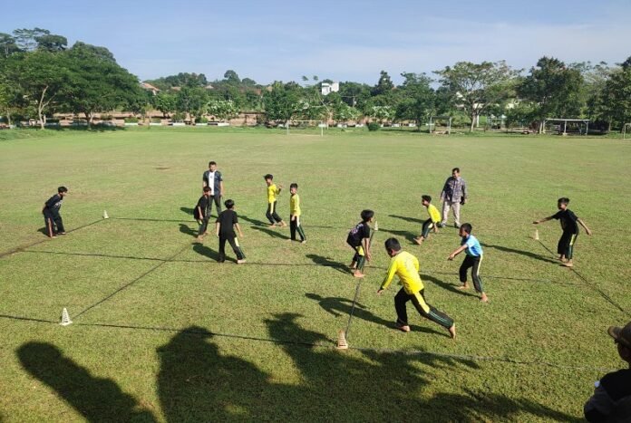 Para siswa SDN Jatirejo saat bertanding dalam permainan Gobak Sodor di lapangan Jatirejo Gunungpati Semarang