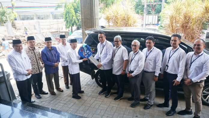 Pemberian mobil operasional kepada Badan Amil Zakat Nasional (BAZNAS) Provinsi Jawa Tengah. (Foto : Dok Bank Jateng)