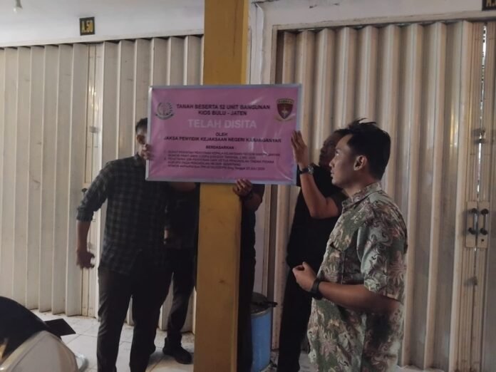 Pemasangan papan penyitaan kios yang berada di Dusun Bulu, Desa Jaten, Senin (4/8/2025). (Foto : Iwan)