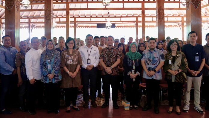 Wali Kota Solo, Respati Ardi berfoto bersama Pemimpin Bank Jateng Cabang Koordinator Surakarta, Pramudjianto. (Foto : Dok Bank Jateng)