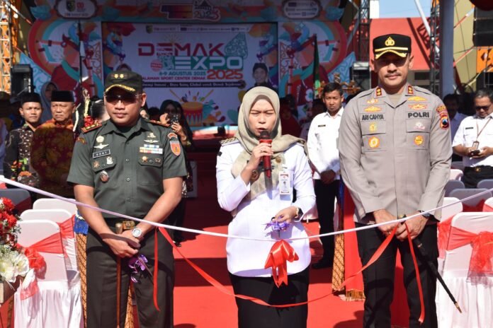 Pembukaan Demak Expo 2025 dengan pemotongan pita di halaman Sport Center Demak, Rabu (6/8/2025). (Foto: Sam)
