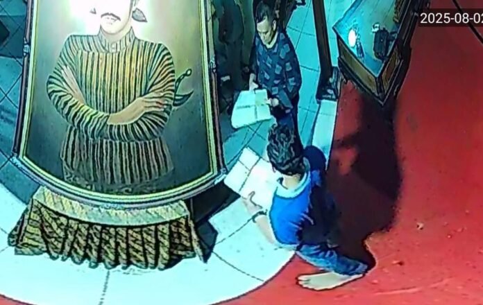 Area Yayasan Sunan Kalidjogo, Sabtu (2/8/2025) pukul 17.16 WIB. Kasus ini kini dalam penyelidikan pihak berwajib. (Foto: Tangkapan layar CCTV)
