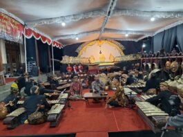 Wayang Kulit bersama Konten Kreator Wayang, Ki Mas Demang Edi Sulistiyono, dan Dalang Ki Mas Demang Sujarwo Joko. (Foto : Dok DPRD Jateng)