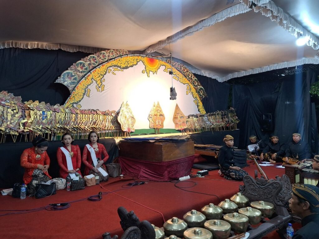 Ki Mas Demang Edi Sulistiyono, dan Dalang Ki Mas Demang Sujarwo Joko. (Foto : Dok DPRD Jateng)