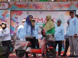 Penyerahan hadiah utama sepeda listrik kepada pemenang jalan sehat dalam rangka HUT Koperasi ke-78 di panggung Demak Expo 2025, Kamis (7/8). (Foto: Sam)