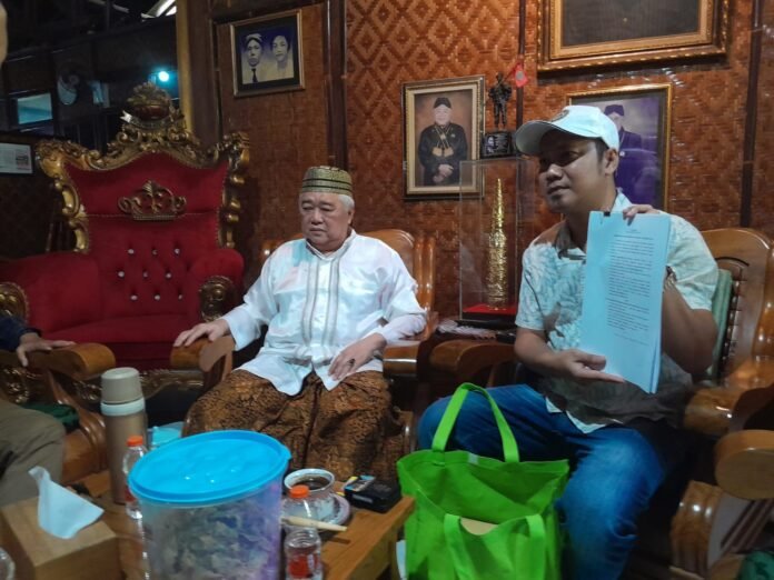 Dokumen sertifikat tanah wakaf di Kasepuhan, Sabtu (9/8/2025). (Foto: Sam)