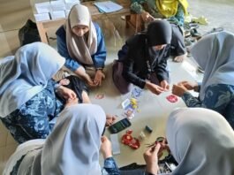Mahasiswa Mengadi Desa UPGRIS Kelompok 3 dalam workshop pemanfaatan kain perca