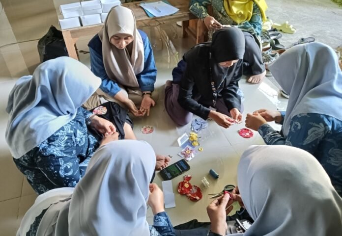Mahasiswa Mengadi Desa UPGRIS Kelompok 3 dalam workshop pemanfaatan kain perca