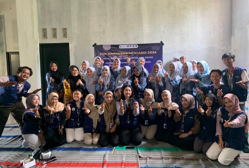 Mahasiswa Mengadi Desa UPGRIS Kelompok 3 dalam workshop pemanfaatan kain peka