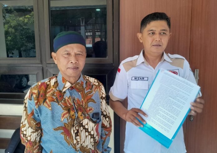 Berkas bantahan terkait polemik aset wakaf Yayasan Sunan Kalidjogo Kadilangu di Polres Demak, Senin (11/8/2025). (Foto: Sam)