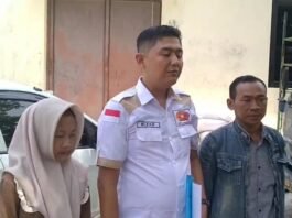 Kuasa hukum korban bersama siswi korban perundungan di Demak. (Foto : Sam)