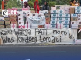 Warga Pati melakukan aksi yang akan dilaksanakan di Alun-alun Pati