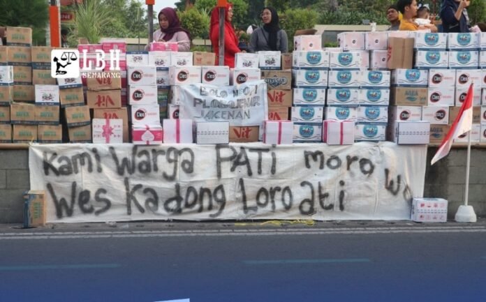 Warga Pati melakukan aksi yang akan dilaksanakan di Alun-alun Pati